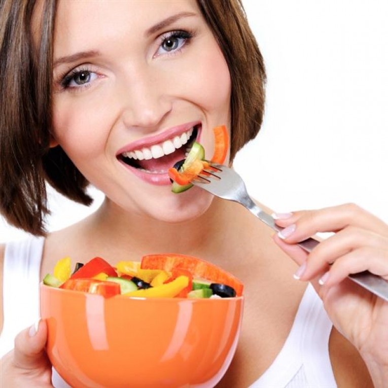 woman-eating-salad