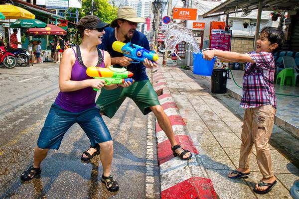 songkran-water-fight)