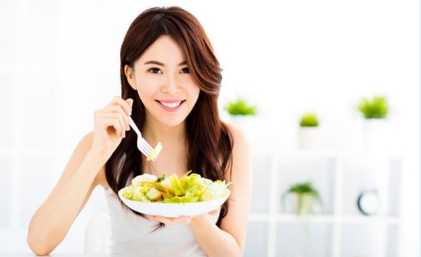 woman-eating-salad1